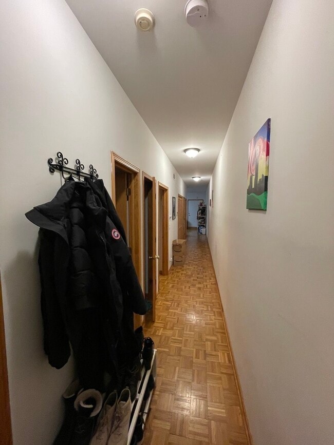 Building Photo - 4237 N Kenmore Ave