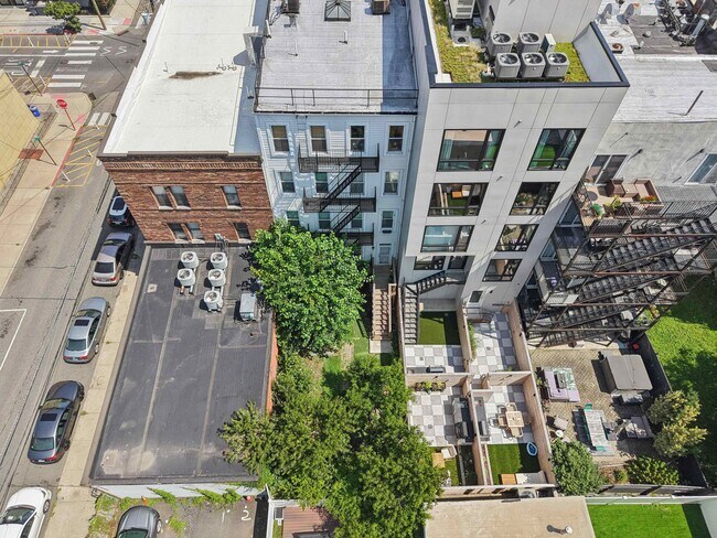 Building Photo - 420 Monroe St
