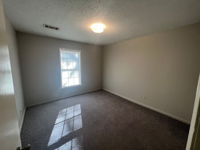 Building Photo - 3 bedroom 1 bathroom home in Colonial Hills