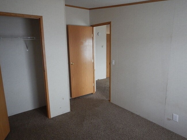 Building Photo - Manufactured Home on Large Lot with Mounta...