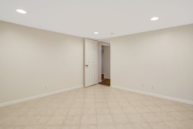 Building Photo - 2 Bedroom 2 Bathroom Condo Available for Rent