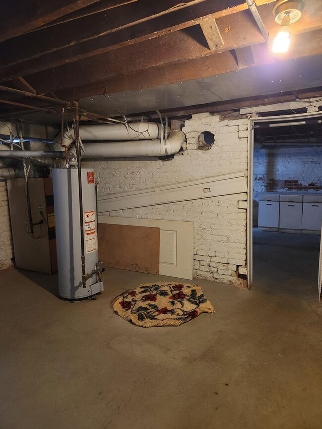 Building Photo - 2 bedroom with 1 bath
