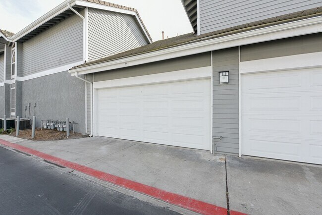 Building Photo - Remodeled 3 Bed Penthouse Condo