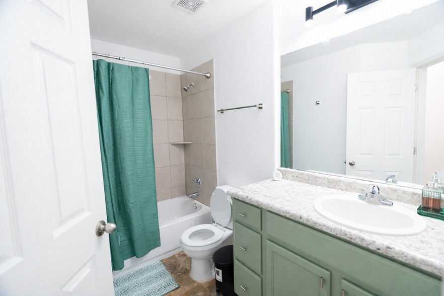 Building Photo - Room in Condo on Red Bud Ridge Ln