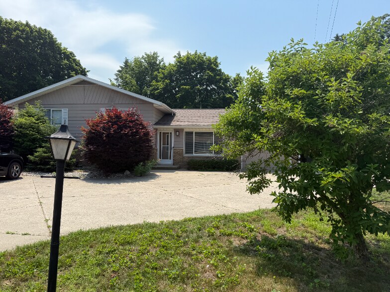 Primary Photo - 1332 W Glenlord Rd