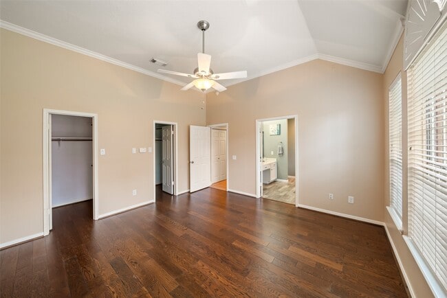 Building Photo - 7911 Hidden Oaks Ln