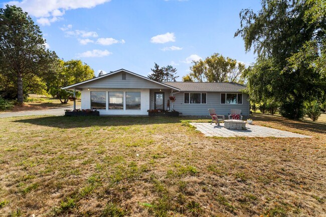 Building Photo - Spectacular View - 3bd/2ba - Custom Remodel - Group and Pet Friendly