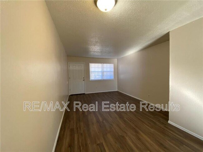 Building Photo - 1810 W Twin Springs St