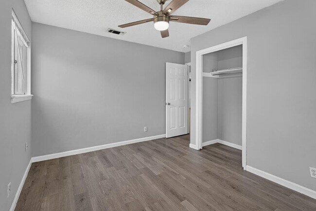 Building Photo - 8602 Colonial Dr