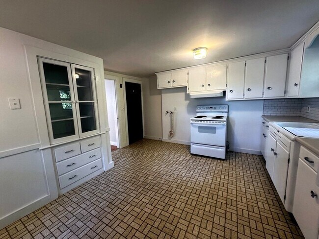 Building Photo - 56 Spruce St