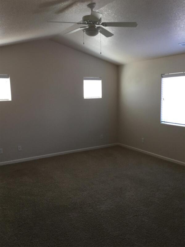 Building Photo - 3395 SE Meadowview Way
