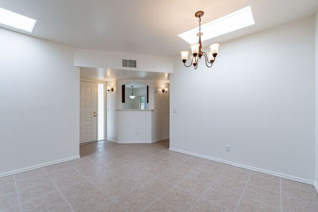 Building Photo - Move-In Ready 2-Bed Tucson Home with Natur...
