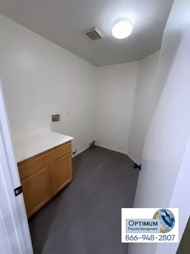 Building Photo - Spacious 5-Bedroom, 3-Bathroom Home with Loft in Victorville