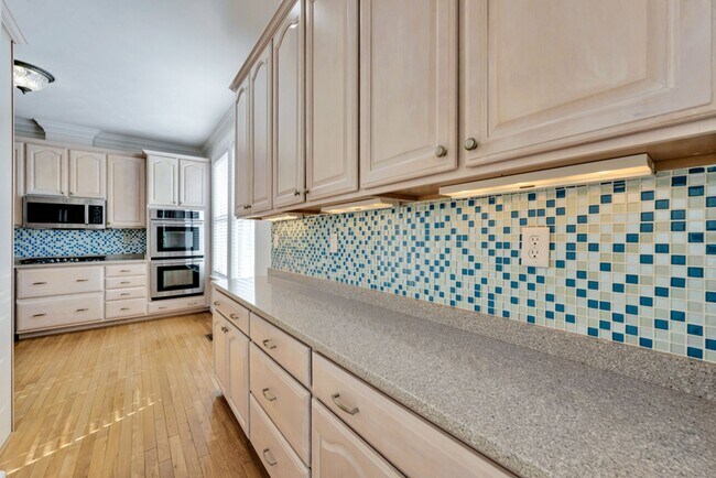 Building Photo - Beautiful Coastal Home for Rent – Ocean View / 17th Bay, Norfolk