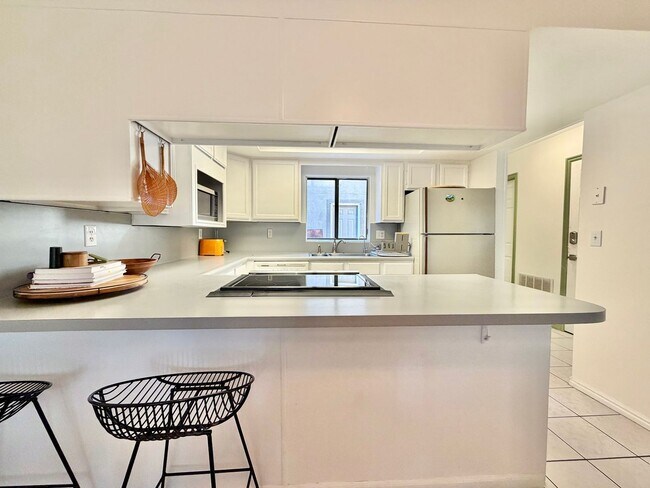 Building Photo - Spacious Townhome with 2 Kitchens, Huge Basement & 3 Full Bathrooms - Sandy, UT