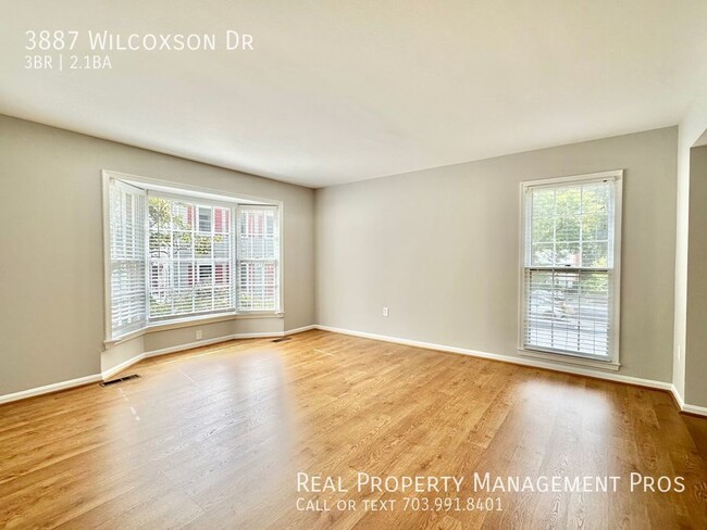 Building Photo - Gorgeous End Unit in Fairfax City!