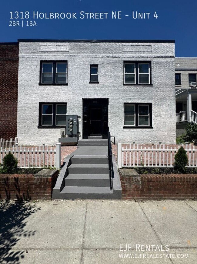 Building Photo - 1318 Holbrook St NE