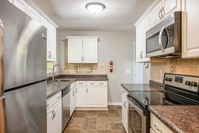 Primary Photo - 1550- Chic 3BR Ranch in Parchment - Sleek,...