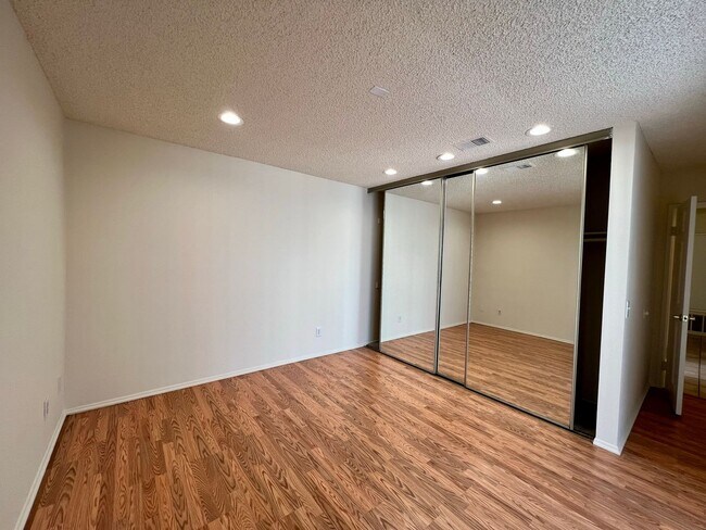 Building Photo - Available Now! 3 Bedroom, 2 bathroom home ...