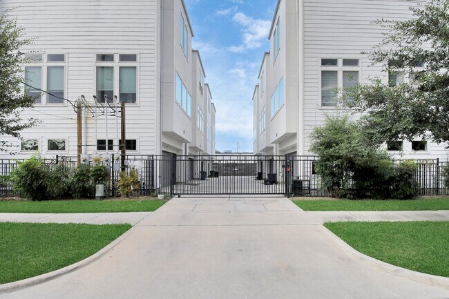 Building Photo - 1315 Nagle St