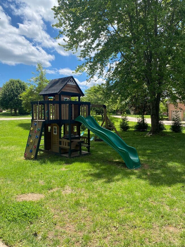 Building Photo - Beautiful Executive Style Home in the Stun...