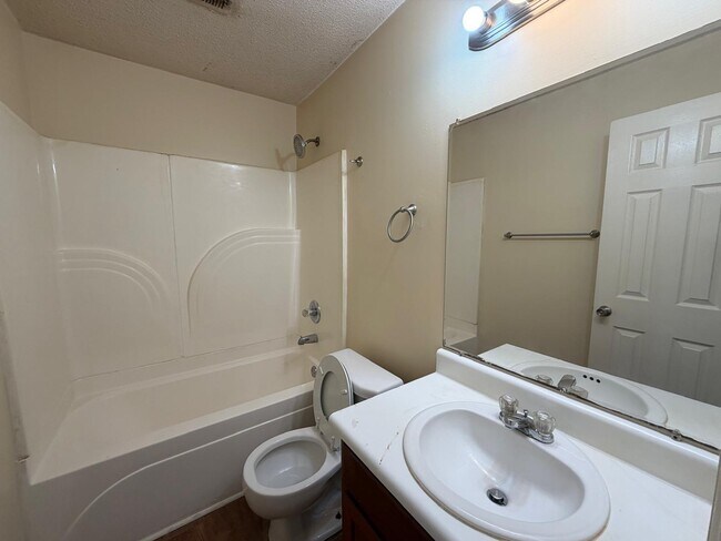 Building Photo - 2714 Clayton Dr NW