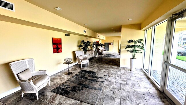 Building Photo - Annual Turnkey 3/3 penthouse on waterfront...