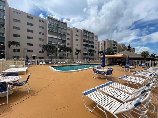 Building Photo - 501 NE 14th Ave