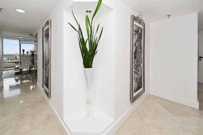 Building Photo - 555 NE 15th St