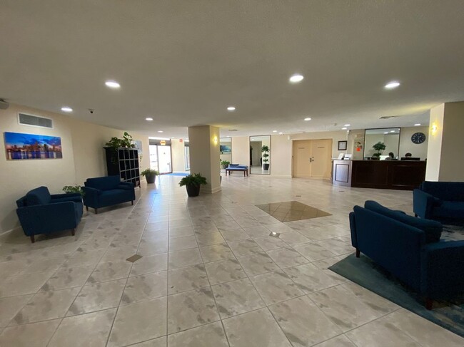 Building Photo - 400 Leslie Dr
