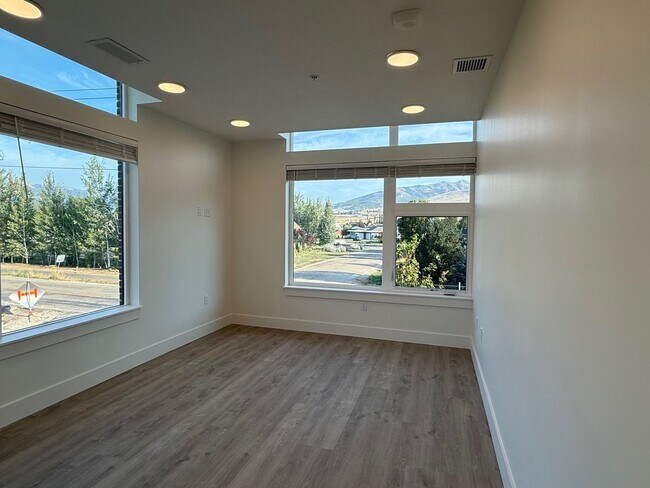 Building Photo - Valley Apartments