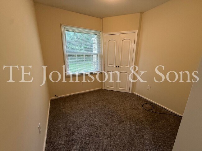 Building Photo - Charming 4 Bedroom Ranch with Fenced Yard and Hardwood Floors