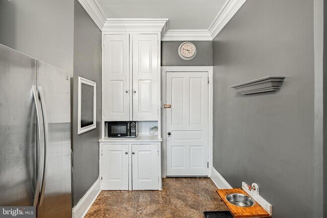 Building Photo - 300 N Penn St