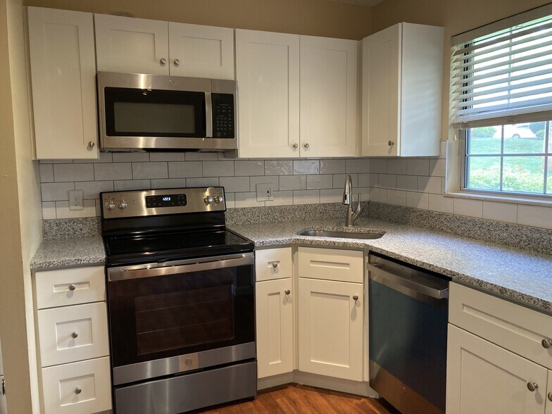 Granite Countertops - 1618 Thrush Ter