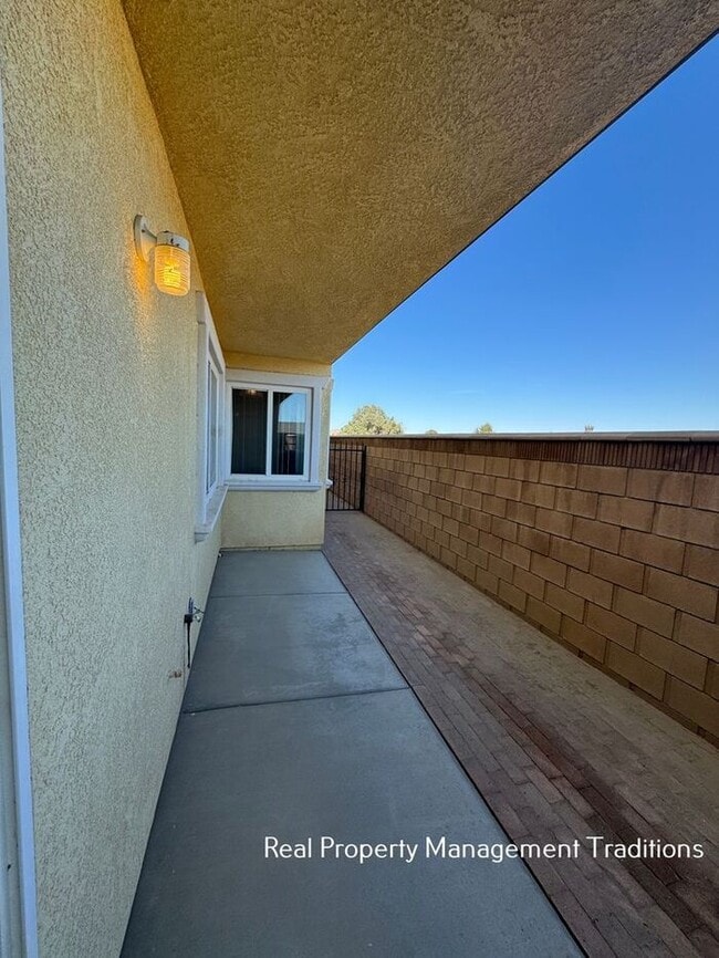 Building Photo - Spacious 4 + 3 Townhouse in Rosamond - Ask...