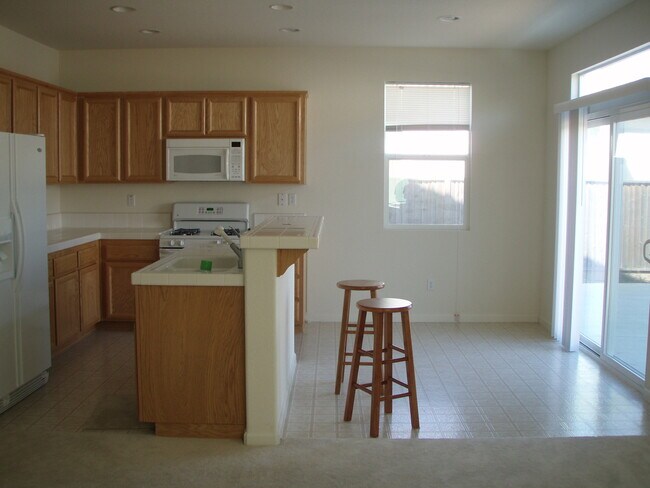 Building Photo - 4 BR | 2.5 Bath | 2090 SF | Tenants Pay $1...