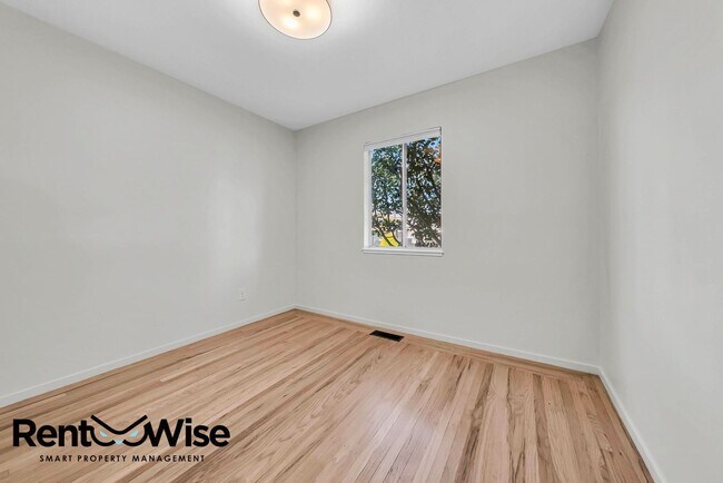 Building Photo - Present PM-Midtown Palo Alto Beauty-New Floors-Remodeled Bathrooms-Big Yard