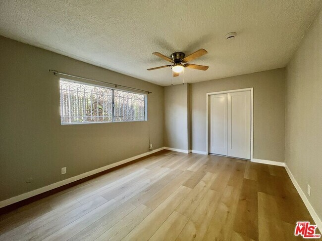 Building Photo - 533 W 75th St