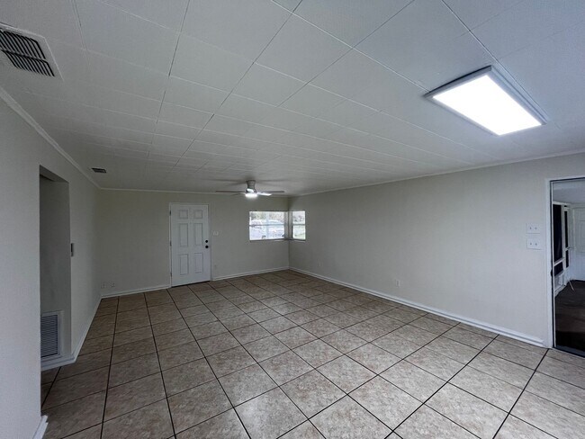 Building Photo - 1017 Hardwick Ave