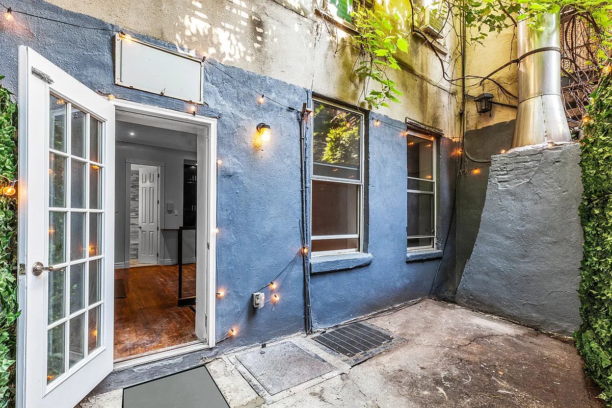 Building Photo - 562 Hudson St