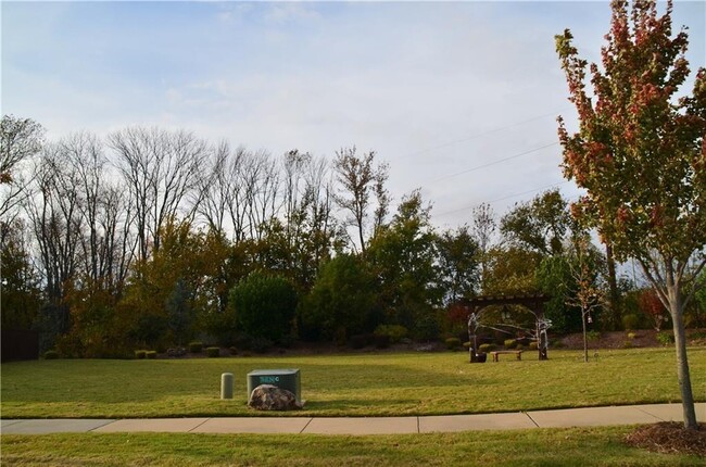 Building Photo - 1800 SW Riverstone Rd
