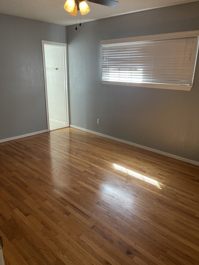 Master bedroom - 8440 Darby Ave