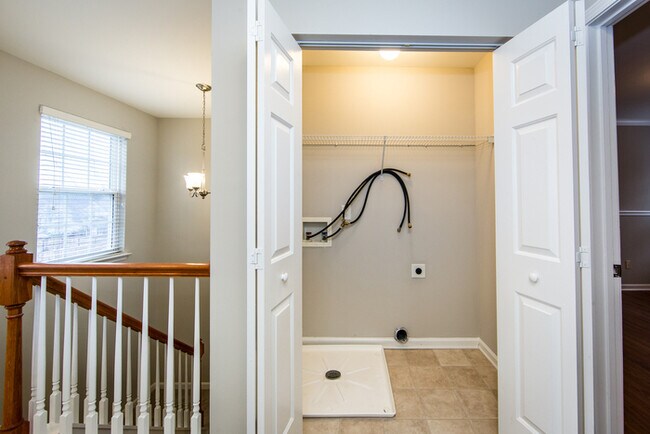 Building Photo - Great 3BD/2.5BA Home in Desirable Highland Creek!