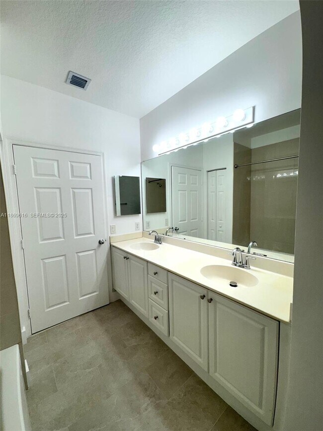 Building Photo - 4402 SW 160th Ave