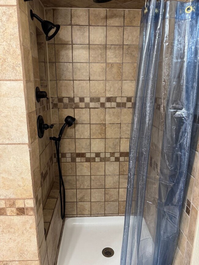 Building Photo - Immaculate home in Gentry close to schools