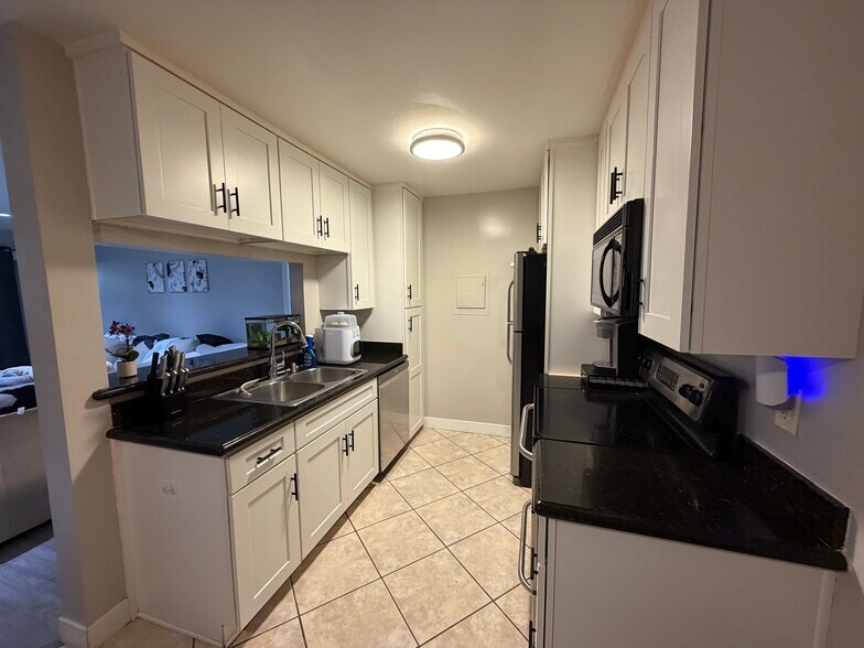 Kitchen - 1345 Cabrillo Park Dr