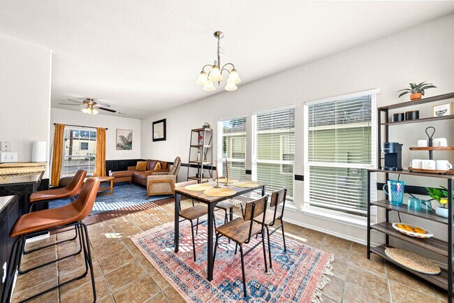 Building Photo - Downtown Home within Minutes from the Riverwalk & Alamodome ~ Large Corner Lot!