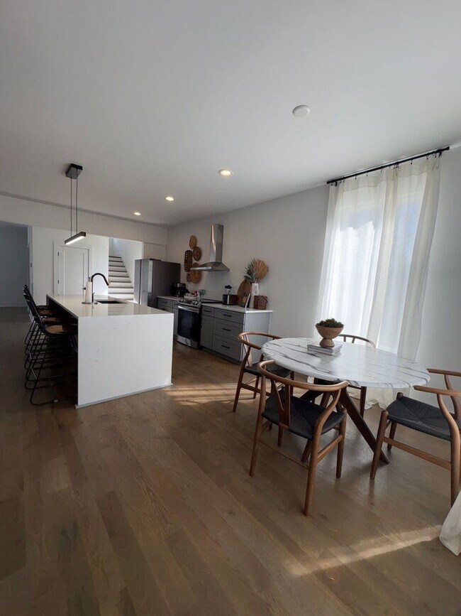 Building Photo - Fully Furnished 5 Bed, 3.5 Bath Located In East Nashville's McFerrin Park Neighborhood w/ Flexibl...