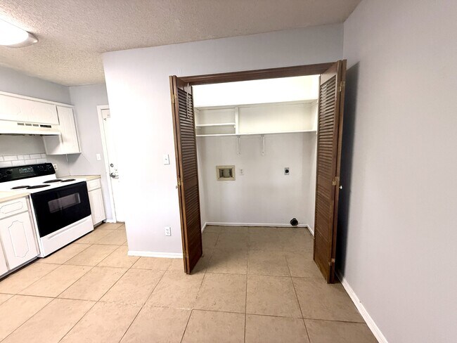 Building Photo - 2206 Shenandoah Dr