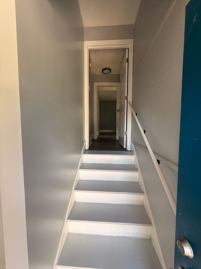 Building Photo - 2 bedroom available for a move right away!